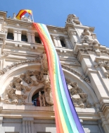 El Ayuntamiento exhibe la bandera arcoíris durante el Madrid Orgullo ‘16