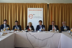 Carmena se reúne con la Asociación Multinacionales por marca España