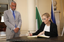 Cifuentes expresa la solidaridad de los madrileños al pueblo italiano tras el terremoto