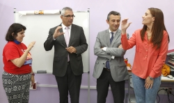 La Comunidad fomenta la integración social de personas con discapacidad auditiva
