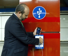 Metro inicia un proyecto piloto para la recarga de móviles en trenes y andenes