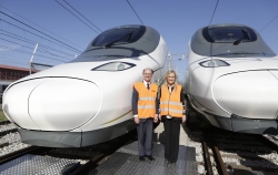 LA PRESIDENTA DE LA COMUNIDAD VISITA LA FACTORÍA DE TALGO