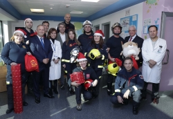 Los bomberos de la Comunidad llevarán regalos esta Navidad a niños hospitalizados