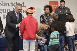 Los menores tutelados de la Comunidad reciben regalos de la Fundación Real Madrid