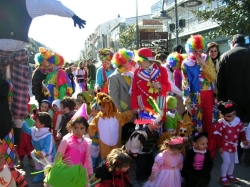 Concurso infantil de disfraces, un espectáculo de pompas y pasacalles para que los niños celebren el Carnaval.