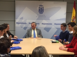 El Alcalde recibe a los ganadores del Torneo Intermunicipal de Debate de la Universidad Francisco de Vitoria.