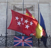 La bandera británica, con crespón negro en la sede de la presidencia de la Comunidad.