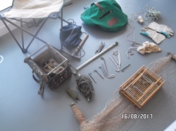 La Policia decomisa jilgueros e instrumentos para su captura ilegal en el Pinar de Doña Consuelo.