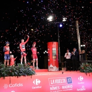 Carmena entrega el trofeo al vencedor de la etapa final de la Vuelta Ciclista