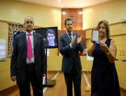 De la Uz entregó la primera Medalla de Honor de Las Rozas a Ignacio Echeverría