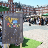 ‘Baile literario’ en El Español y música con mobiliario urbano en la plaza de Santa Ana