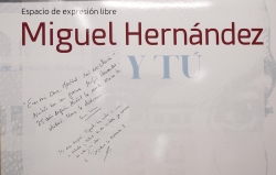 Cristina Cifuentes rinde homenaje a Miguel Hernández en el 75 aniversario de su muerte.
