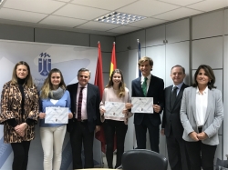 El Ayuntamiento y la UFV reconocen la excelencia educativa de tres jóvenes majariegos.