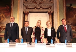 Cifuentes destaca el trabajo en favor de los madrileños de las 2.800 farmacias regionales.