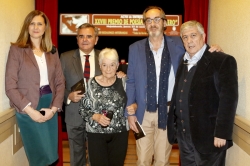 Javier Bozalongo recoge el Premio de Poesía Blas de Otero.
