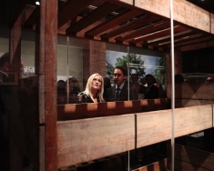 Cifuentes alerta sobre el efecto del odio al inaugurar una exposición sobre Auschwitz.