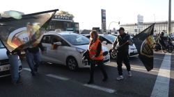 Cortes y confusión: taxistas en huelga,protestan contra Uber y Cabify.
