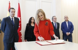 LA presidente suscribe el acuerdo con los sindicatos.