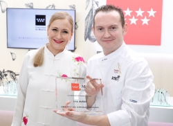 Cristina Cifuentes, ha entregado la chaquetilla que reconoce al chef madrileño Iván Muñoz como embajador de la Marca de los Alimentos de Madrid.