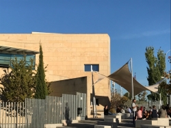 Biblioteca Francisco Umbral ha instalado una serie de pérgolas en el exterior ofrecer mayor comodidad a los usuarios.