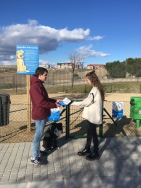 Como complemento a la campaña “Recoge o Paga” se ha repartido 2.000 huesos dispensadores de bolsas que faciliten la recogida de estos residuos.