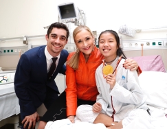 Cifuentes felicita a Javier Fernández por su medalla olímpica.