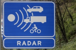 El Ayuntamiento inicia una campaña de control de velocidad con un radar móvil.