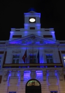 La Real Casa de Correos se ilumina de azul en apoyo a las personas con autismo.