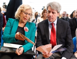 Garrido asiste al acto de entrega de las medallas de Madrid.