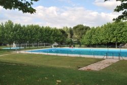 La piscina municipal acoge actividades infantiles para fomentar la igualdad.