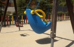 El Ayuntamiento instala un columpio para niños con movilidad reducida