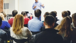 La Comunidad de Madrid incrementará en más de un 40 % las ayudas a aquellos jóvenes que quieran retomar su formación tras abandonar los estudios.