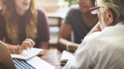 La Comunidad de Madrid ha organizado un curso para que los profesores aprendan a detectar las conocidas como fake news o noticias falsas.