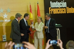 Antonio Soler recoge el Premio Umbral al Libro del Año por “Sur”.