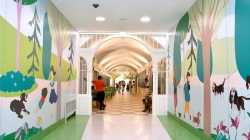 El Hospital Niño Jesús presenta su nueva decoración recreando el ambiente del parque de El Retiro.