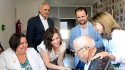 Díaz Ayuso ratifica su compromiso con la sanidad “pública, gratuita, universal y humanizada”