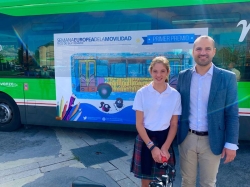 Los dibujos de dos alumnos majariegos viajarán por la ciudad en un bus de la L1