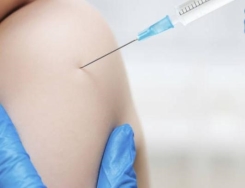 La Comunidad de Madrid contacta con jóvenes de 16 y 17 años para que se vacunen frente a la meningitis