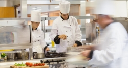 Pondremos en marcha una alternativa a los menús escolares para los alumnos con beca de comedor