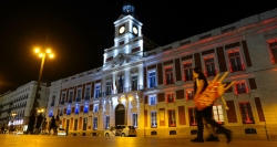 Conmemoramos el Día de Francia iluminando la Real Casa de Correos con los colores de su bandera