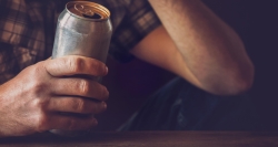 Pedimos a los Ayuntamientos y a la Delegación del Gobierno que impidan botellones frente al COVID19