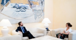 Díaz Ayuso presenta el plan de vuelta al colegio en Madrid al líder de la oposición, Pablo Casado
