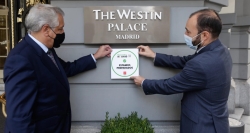 Reconocemos con el distintivo Garantía Madrid al hotel Palace por sus prácticas frente al COVID