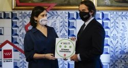 Díaz Ayuso presenta Garantía Madrid que identificará a la hostelería con medidas antiCOVID-19