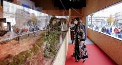 Díaz Ayuso inaugura el Belén de la Puerta del Sol, con homenaje a los sanitarios madrileños