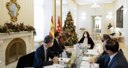 Díaz Ayuso reafirma ante la empresa familiar su compromiso de baja fiscalidad y estabilidad