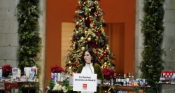 Díaz Ayuso firma un convenio con grandes superficies para promocionar los alimentos madrileños