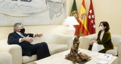 Díaz Ayuso comparte con el embajador de Portugal los beneficios de una política fiscal a la baja