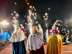 Los Reyes Magos repartieron toneladas de ilusión y caramelos a los niños de Majadahonda