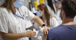 La Comunidad de Madrid realiza un estudio que demuestra cómo la vacunación contra el COVID-19 reduce un 60% el riesgo de reinfección